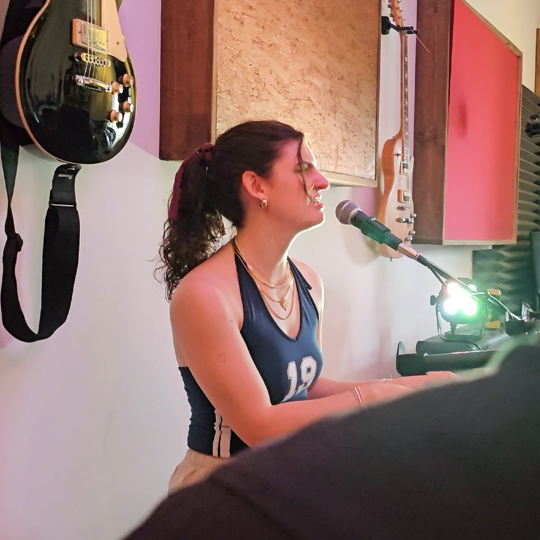 Annemary Knauer am Klavier beim Songwriting